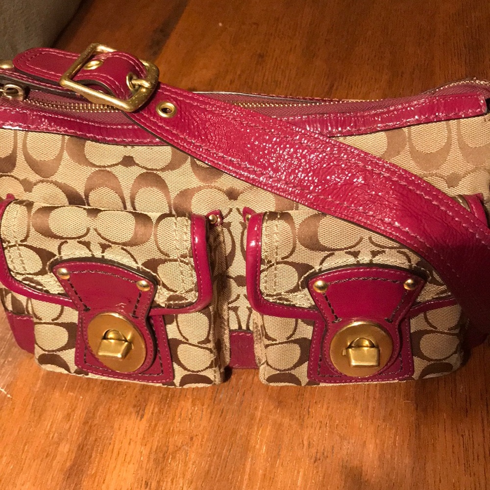 🔥Patent Leather Berry accented Coach Logo Bag